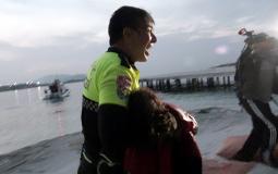 شرطي تركي يبكي على مهاجرة من غزة غرقت في البحر