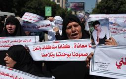 إحدى النساء اللواتي شاركن في الاحتجاج على عدم صرف رواتب موظفي غزة