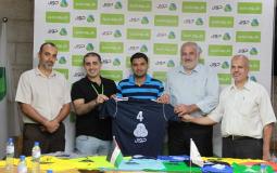 تسليم الملابس للفرق المشاركة ببطولة الدوري العام في غزة