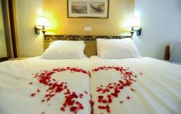 غرفة في فندق إسرائيلي معدة لاستقبال زوجين