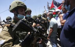 الاحتلال يعتدي على مواطن بوحشية خلال قمع مسيرة في نابلس