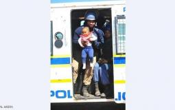 الطفل برفقة عناصر الأمن بعد عملية إنقاذه