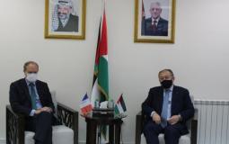 وزير الاقتصاد خالد العسيلي والقنصل الفرنسي العام لدى فلسطين رينييه تروكاز