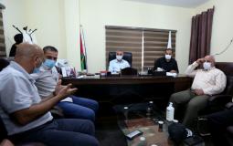 محمد عوض واللواء توفيق ابو نعيم يعقدان اجتماعاً لبحث تطورات كورونا في غزة