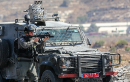 جندي اسرائيلي يطلق النار على متظاهرين فلسطينيين في رام الله