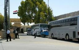 حافلات تقل مسافرين من غزة عبر معبر رفح