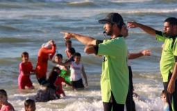 منقذين بحريين على شاطئ غزة