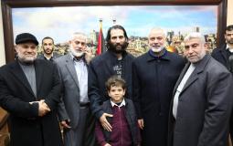 رئيس المكتب السياسي لحركة حماس اسماعيل  هنية يستقبل 3 فلسطينيين من غزة أفرجت عنهم مصر اليوم