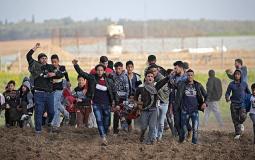 شبان ينقلون أحد الإصابات برصاص الاحتلال على حدود غزة اليوم