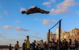 شٌبان فلسطيون يمارسون رياضة &#039;الباركور&#039; على شاطئ غزة