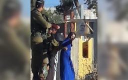 الاحتلال يعتقل فتاة في الخليل بزعم حيازتها سكينا