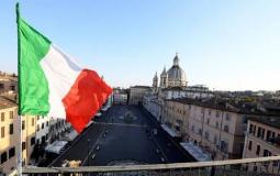 علم إيطاليا على خلفية مبان في العاصمة روما 