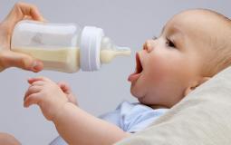 طفل يرضع الحليب من الببرونة