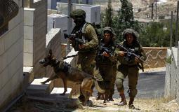جنود الاحتلال يقتحمون منازل في الضفة الغربية