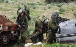 يجري تدريبات عسكرية في منطقة الخضيرة