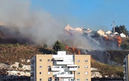 حريق هائل في منطقة مفتوحة في حيفا