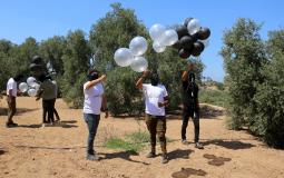 شبان يستعدون لإطلاق البالونات الحارقة تجاه المستوطنات الإسرائيلية