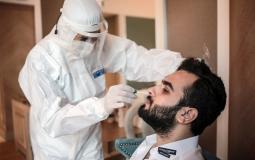 طبيب يجرى فحص كورونا لمواطن في غزة