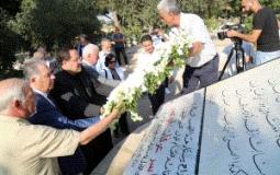 صيدم يضع اكليلاً من الورد على النصب التذكاري في مثوى شهداء الثورة الفلسطينية