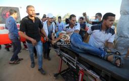 مسعفون ينقلون فلسطيني مصاب برصاص الاحتلال شرق رفح
