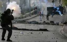 قوات الاحتلال تطلق قنابل الغاز -ارشيف-