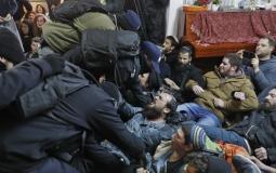 مستوطنون يحاولون منع الشرطة الإسرائيلية اخلاء بؤرة استيطانية