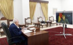 الرئيس عباس خلال لقائه المستشارة الألمانية