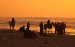 سكان غزة يتجهون للبحر رغم برودة الطقس