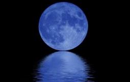 القمر الأزرق