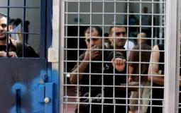 60 أسيرًا يشرعون اليوم بإضراب مفتوح عن الطعام 