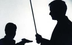 معلم يضرب طالب - توضيحية
