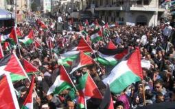 فلسطينيون يرفعون الأعلام في قطاع غزة -ارشيف-
