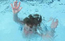 مصرع طفل غرقا في برميل مياه  - توضيحية