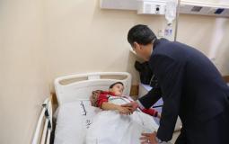 وفد المخابرات المصرية يزور طفل سقط أثناء مرور موكبه بغزة