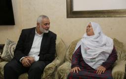 هنية يزور بيوت القادة المؤسسين لحركة حماس