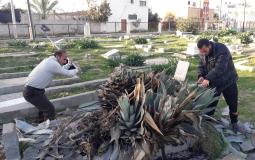 غزي وأبنائه يتطوعون لتنظيف مقبرة المغازي من الاشواك