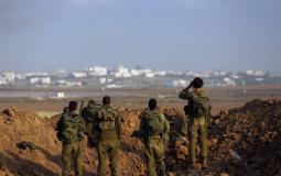 جنود الاحتلال يراقبون حدود غزة
