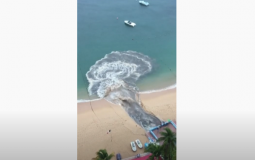 مياه صرف صحي سوداء تغرق شاطئ المكسيك