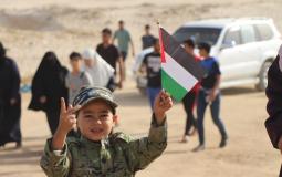 طفل يشارك في إسناد المسير البحري شمال غزة اليوم