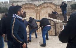 شُبان فلسطينيون يحاولون فتح باب الرحمة بعد أن اغلقه الاحتلال بالسلاسل