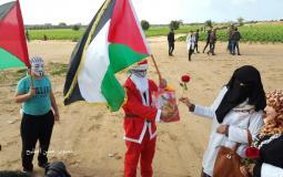 &#039;بابا نويل&#039; يوزع ورود شرق قطاع غزة- عدسة حسن اصليح