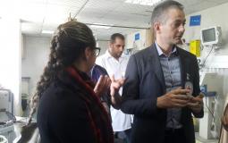 مدير مكتب اللجنة الدولية للصليب الأحمر في قطاع غزة، جيلان ديفورن  أثناء زيارته لمستشفى الشفاء