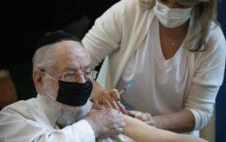 مسن يتلقى تطعيم كورونا في مستشفى "إيخيلوف" في تل أبيب