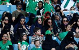 سعوديات يحضرن مباراة كرة قدم داخل الملعب