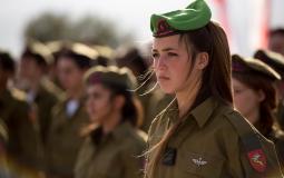 مجندة اسرائيلية تتلقى تدريبات عسكرية