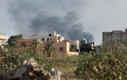 جانب من الدخان المتصاعد جراء قتال بين فصائل متناحرة في طرابلس