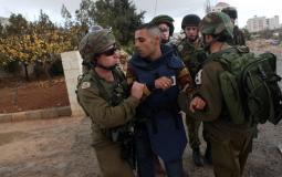 جنود الاحتلال يعتدون على صحفي فلسطيني