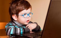 طفل يستخدم الانترنت- أرشيفية