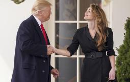 الرئيس الأمريكي دونالد ترامب يودع هوب هيكس في حديقة البيت الأبيض