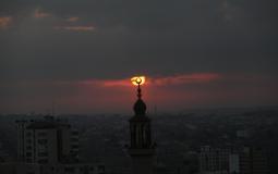 شروق الشمس على مدينة غزة - صورة- أشرف أبو عمرة - apaimages